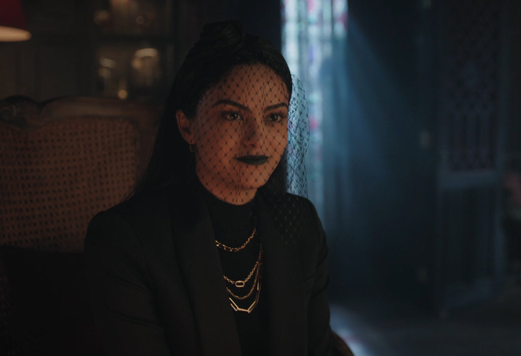 Veronica (Camila Mendes) figaro chain necklace