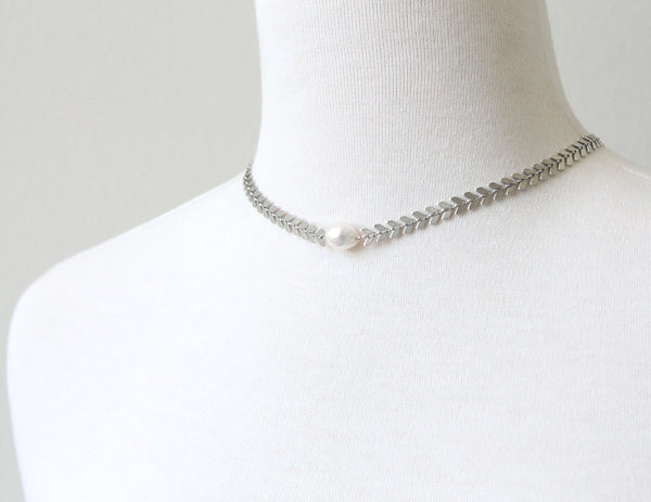Leaf choker with pearl detail