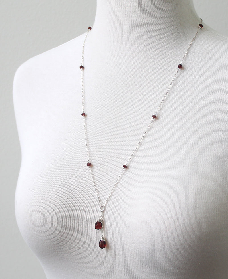 Long gemmed necklace in garnets