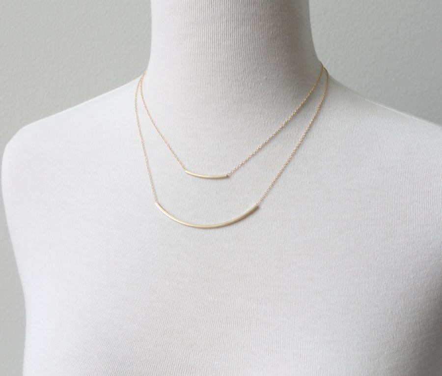 Felicity Smoak gold bar necklace